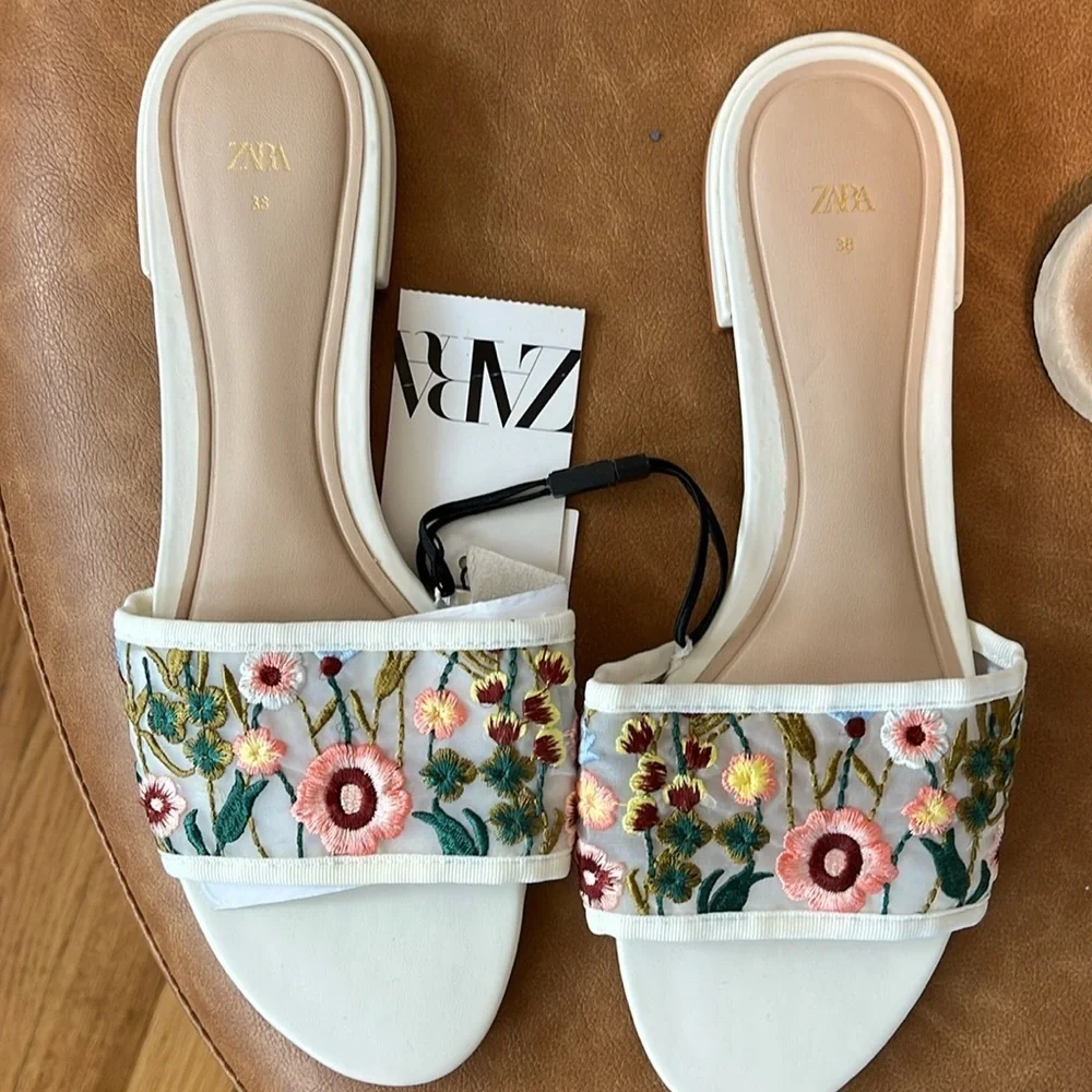 NEW ZARA  EMBROIDERED FLOWER SUMMER/VACATION SANDAL SIZE 7.5
🚨NO DISCOUNT - Picture 5 of 8